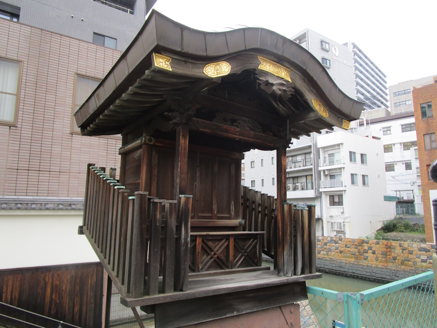 五条橋の袂(たもと)の御堂