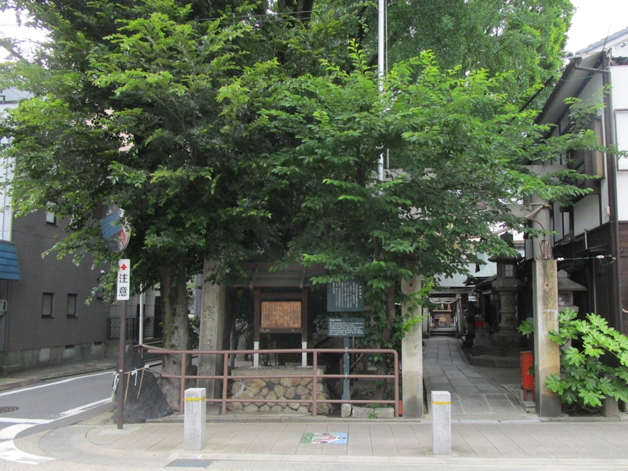 浅間神社四間道側から
