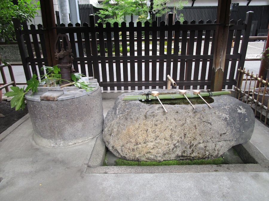 手水舎(ちょうずや)