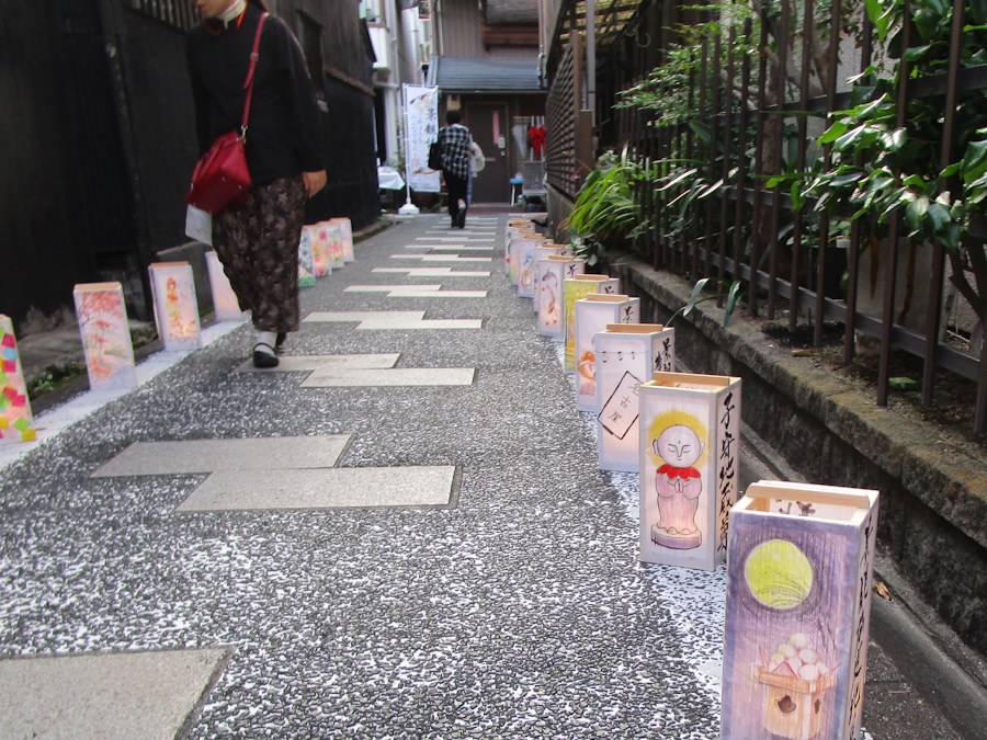 子守地蔵尊への参道には灯篭